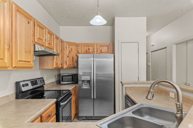 8476 S IVY LN, West Jordan, UT 84081