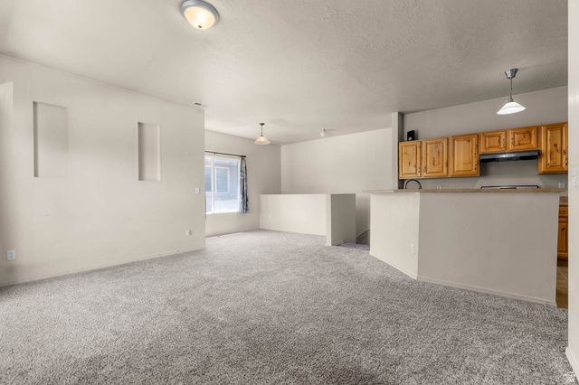 8476 S IVY LN, West Jordan, UT 84081