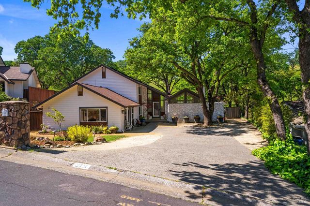 215 Wykoff Dr, Vacaville, CA 95688