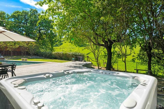 215 Wykoff Dr, Vacaville, CA 95688