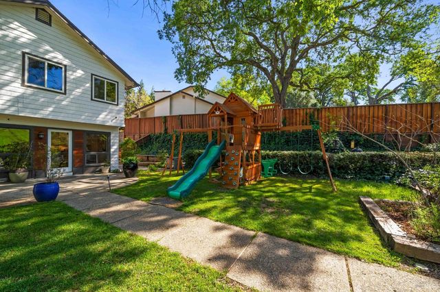 215 Wykoff Dr, Vacaville, CA 95688