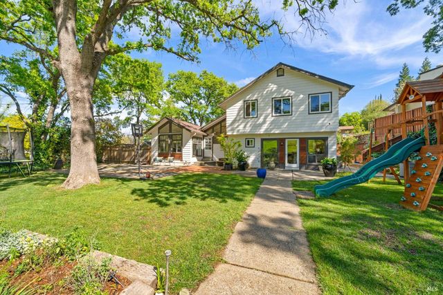 215 Wykoff Dr, Vacaville, CA 95688