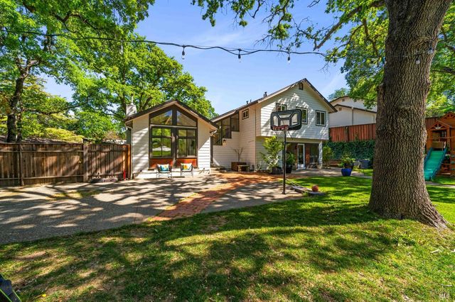 215 Wykoff Dr, Vacaville, CA 95688