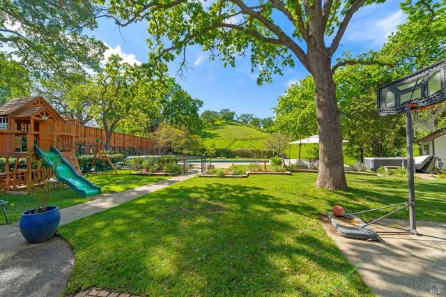 215 Wykoff Dr, Vacaville, CA 95688