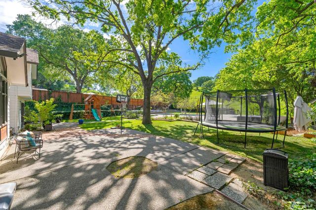 215 Wykoff Dr, Vacaville, CA 95688