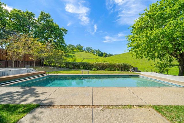 215 Wykoff Dr, Vacaville, CA 95688