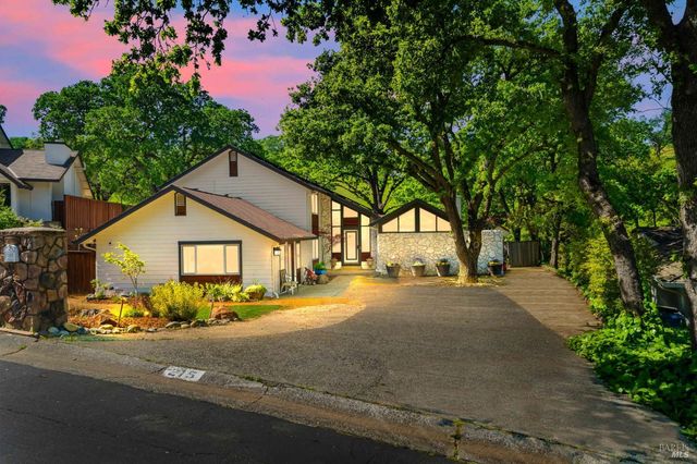 215 Wykoff Dr, Vacaville, CA 95688