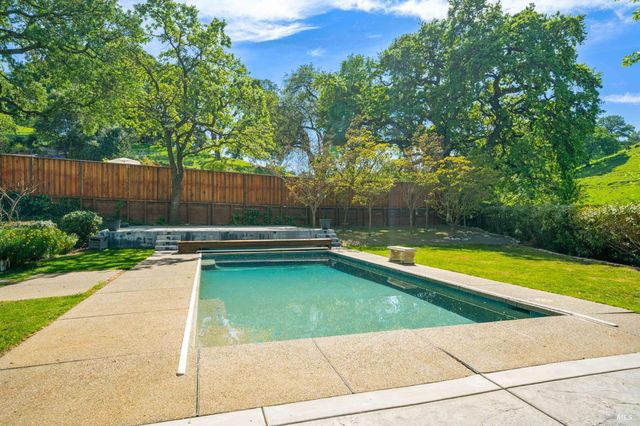 215 Wykoff Dr, Vacaville, CA 95688