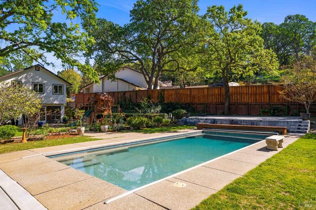 215 Wykoff Dr, Vacaville, CA 95688