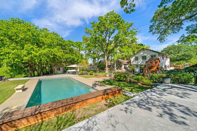 215 Wykoff Dr, Vacaville, CA 95688