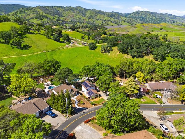 215 Wykoff Dr, Vacaville, CA 95688