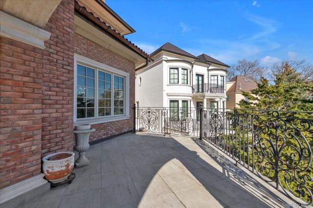 12 Point Crescent, Malba, NY 11357