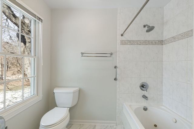 23 Old Barrington Court, Lake Barrington, IL 60010