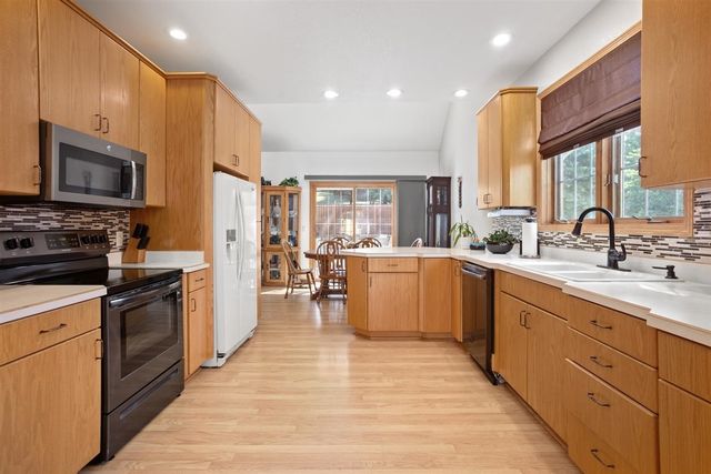 1101 10th St SW, Minot, ND 58701