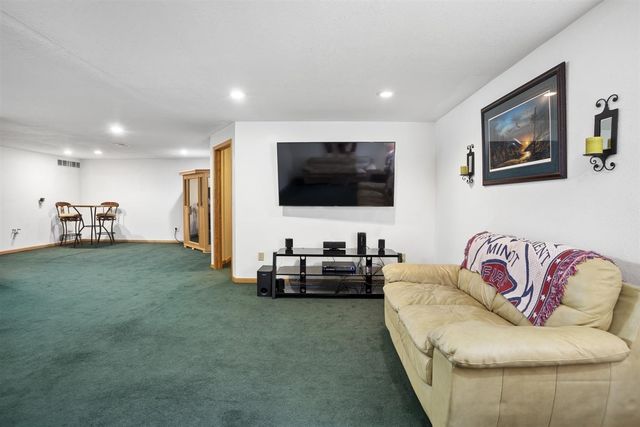 1101 10th St SW, Minot, ND 58701