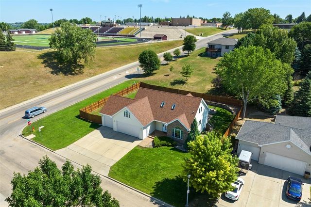 1101 10th St SW, Minot, ND 58701