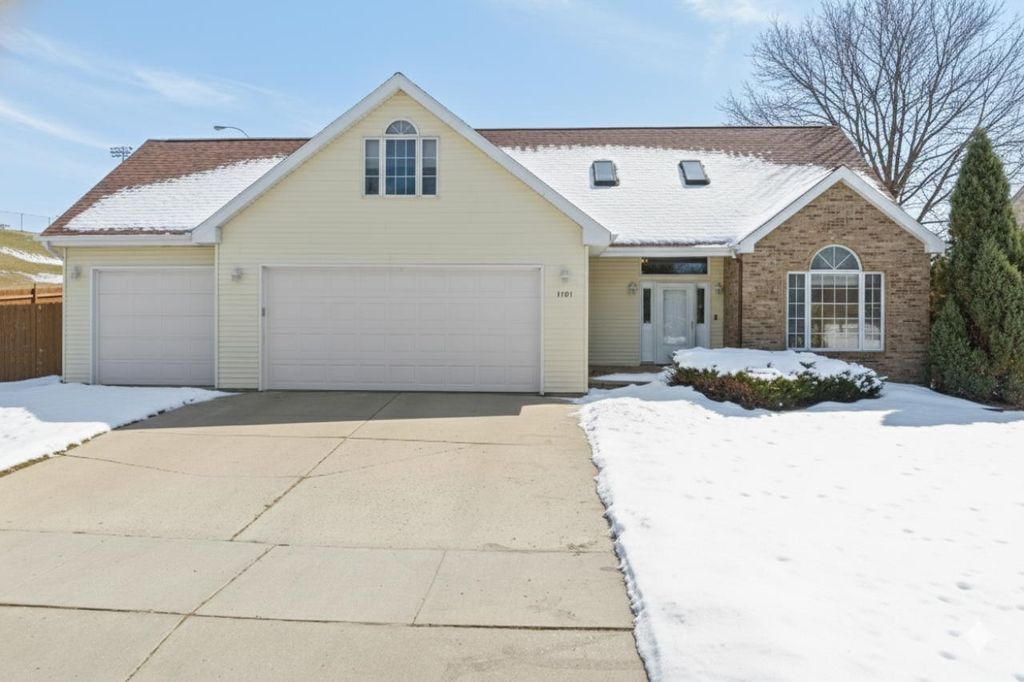 1101 10th St SW, Minot, ND 58701