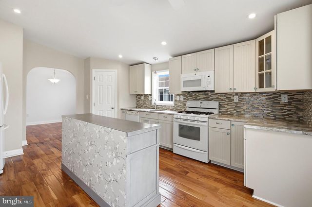 9 ROCKY HILL ROAD, Manahawkin, NJ 08050