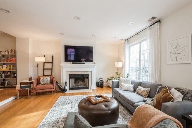 1110 W Wolfram Street 2, Chicago, IL 60657