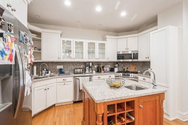 1110 W Wolfram Street 2, Chicago, IL 60657