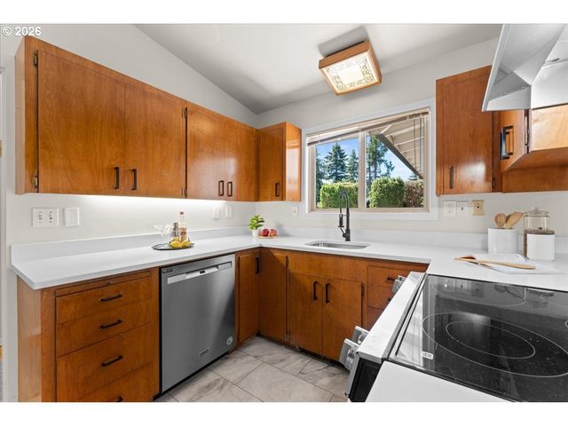 13547 Ne SACRAMENTO St, Portland, OR 97230