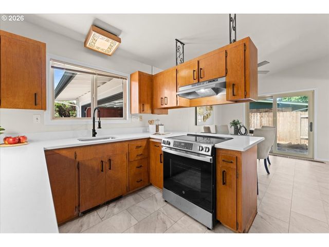 13547 Ne SACRAMENTO St, Portland, OR 97230