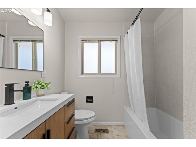 13547 Ne SACRAMENTO St, Portland, OR 97230