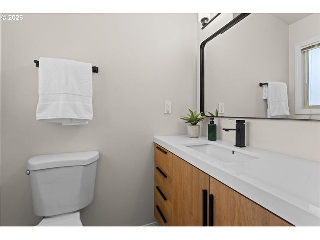 13547 Ne SACRAMENTO St, Portland, OR 97230