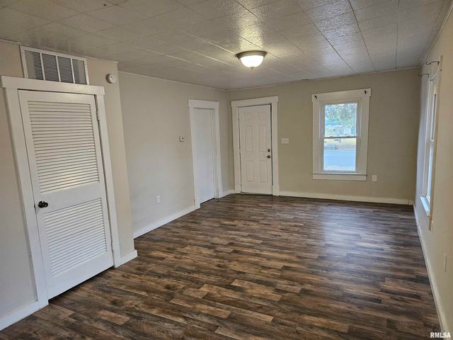 511 N SHELBY Street, Salem, IL 62881