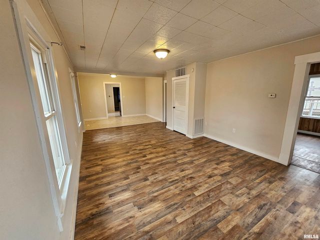 511 N SHELBY Street, Salem, IL 62881