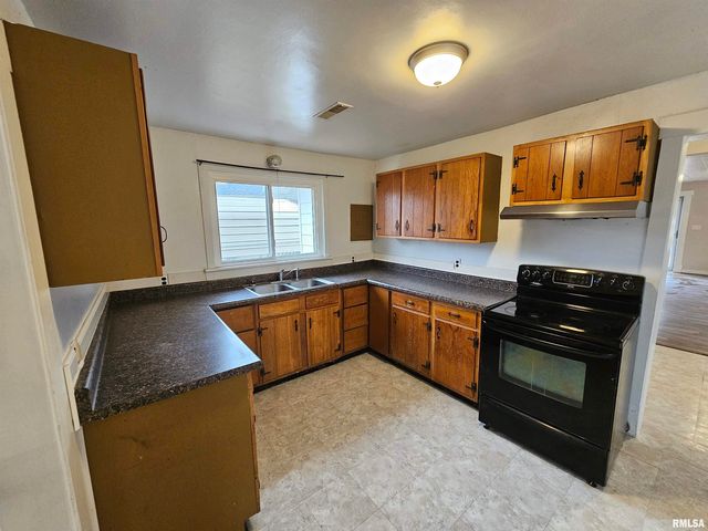 511 N SHELBY Street, Salem, IL 62881