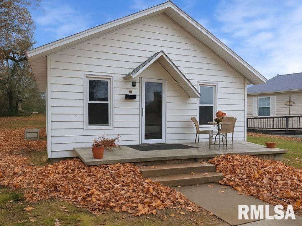 511 N SHELBY Street, Salem, IL 62881