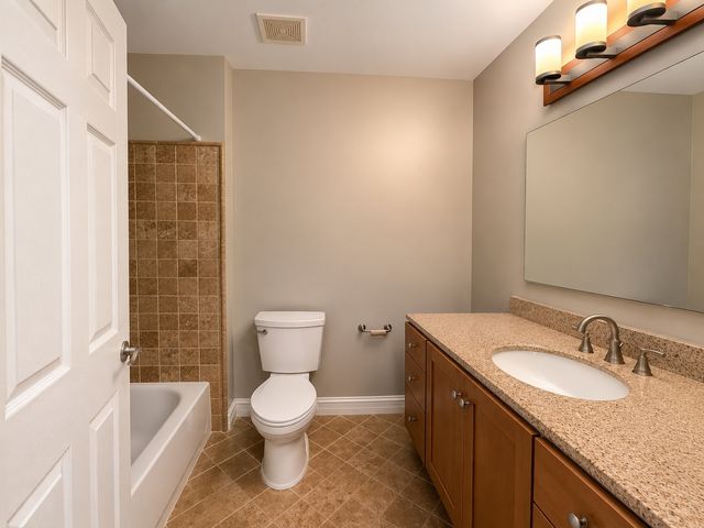 82 Holmes Way X2, Schaumburg, IL 60193