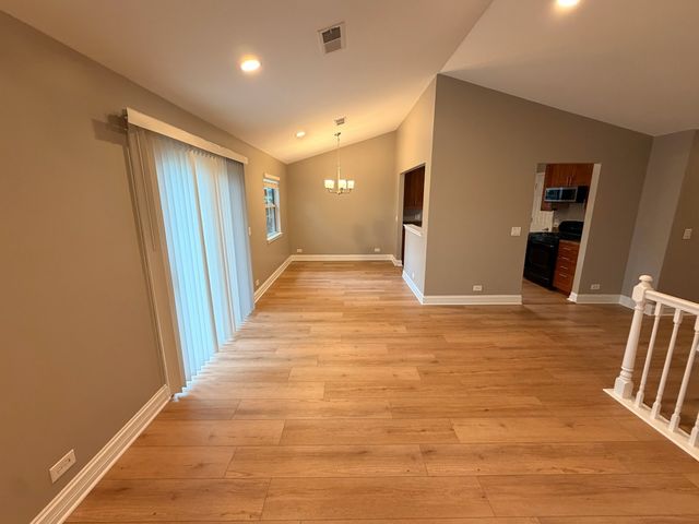 82 Holmes Way X2, Schaumburg, IL 60193