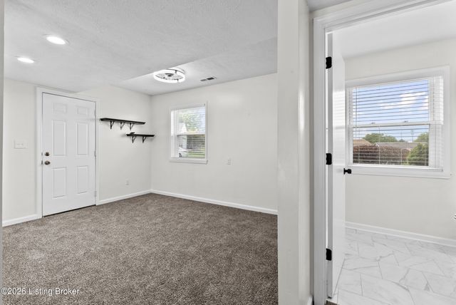 7406 Covey Pl, Louisville, KY 40291