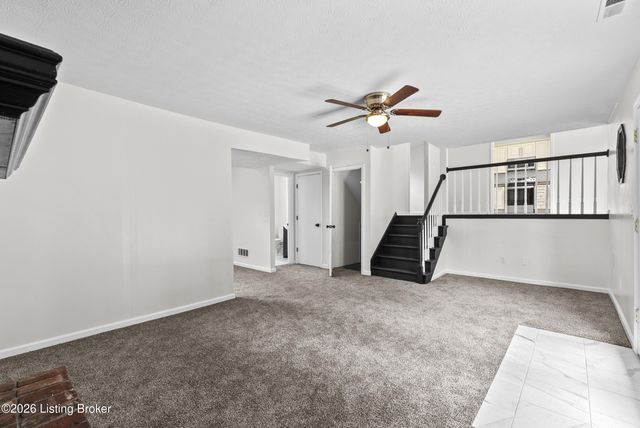 7406 Covey Pl, Louisville, KY 40291