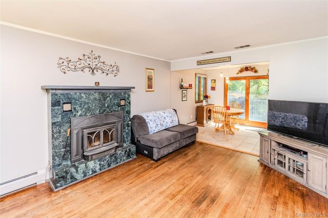 13 Hewlett Road, Red Hook, NY 12571