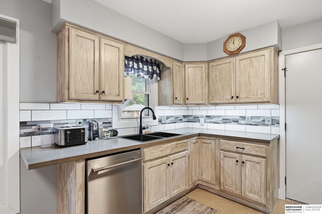 6220 Fleetwood Drive, Lincoln, NE 68516