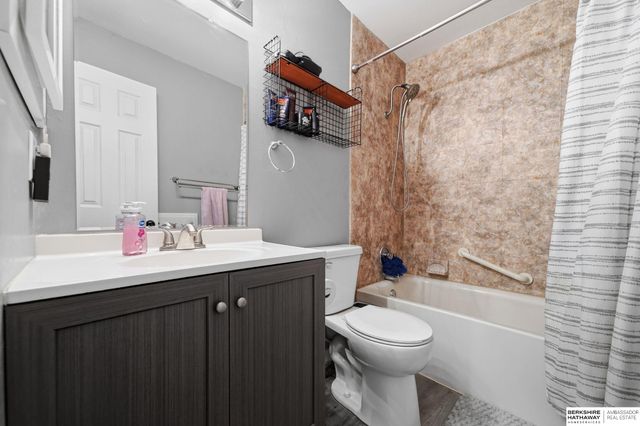 6220 Fleetwood Drive, Lincoln, NE 68516