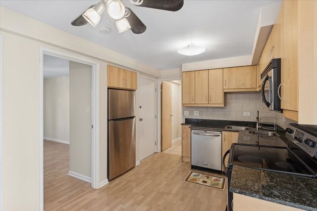 410 Crescent Boulevard 2B, Lombard, IL 60148