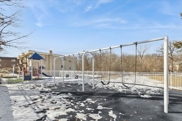 410 Crescent Boulevard 2B, Lombard, IL 60148