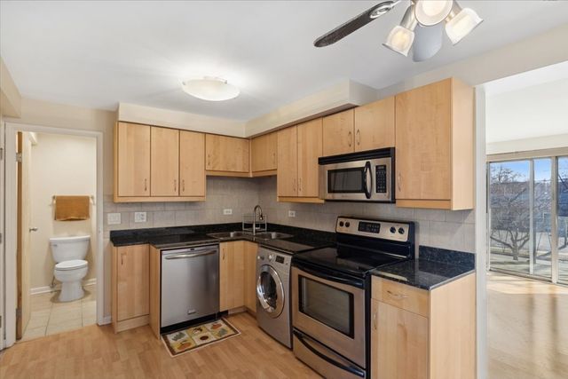 410 Crescent Boulevard 2B, Lombard, IL 60148