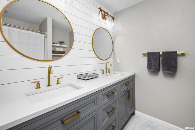 3161 WILLOWWOOD Drive, Bettendorf, IA 52722