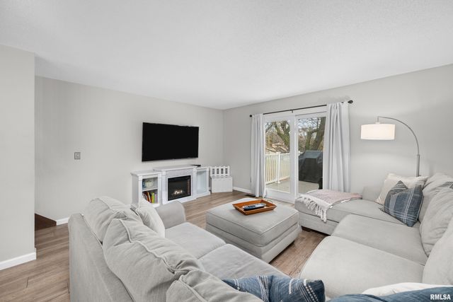 3161 WILLOWWOOD Drive, Bettendorf, IA 52722