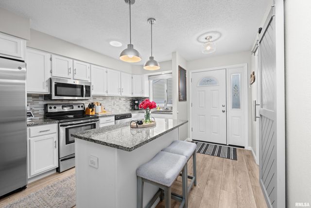 3161 WILLOWWOOD Drive, Bettendorf, IA 52722