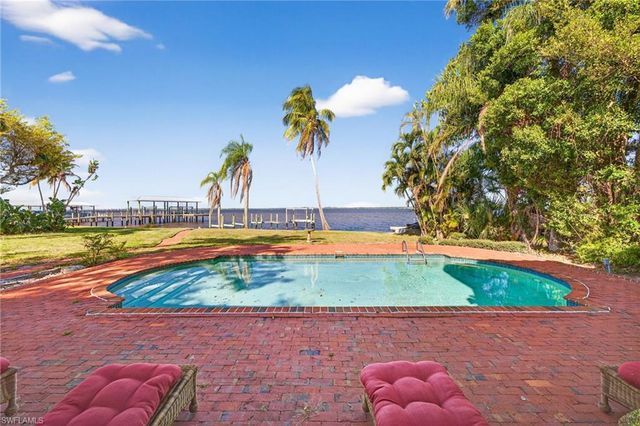 2878 Valencia WAY, Fort Myers, FL 33901