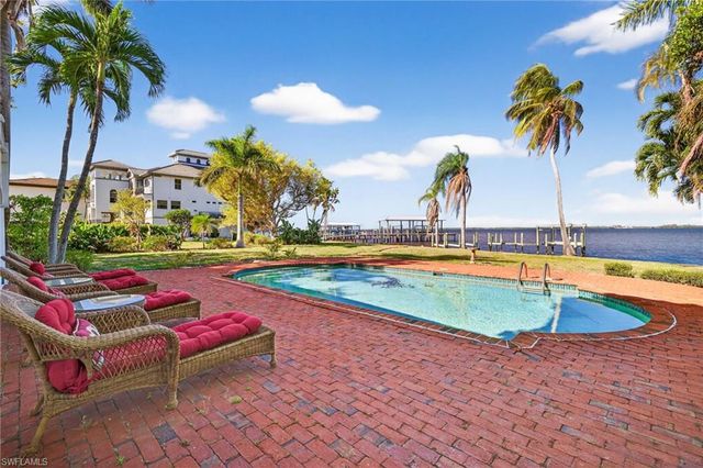 2878 Valencia WAY, Fort Myers, FL 33901