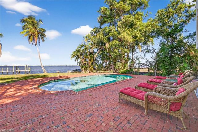 2878 Valencia WAY, Fort Myers, FL 33901