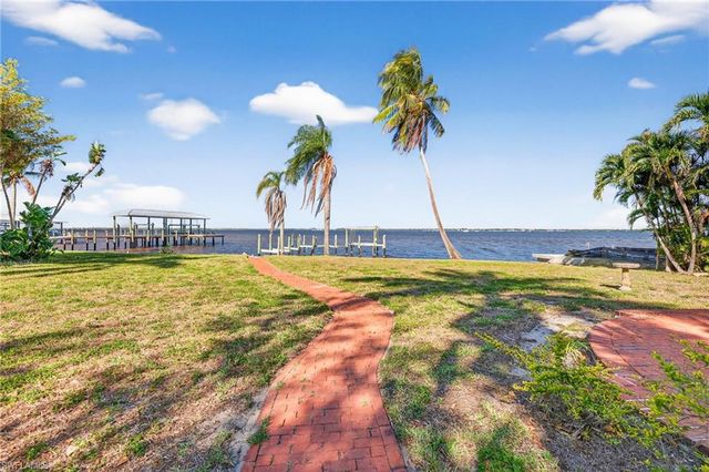 2878 Valencia WAY, Fort Myers, FL 33901