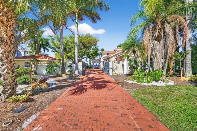 2878 Valencia WAY, Fort Myers, FL 33901